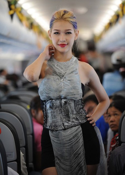 Jennifer Pham di catwalk tren may bay trinh dien thoi trang doc-Hinh-4